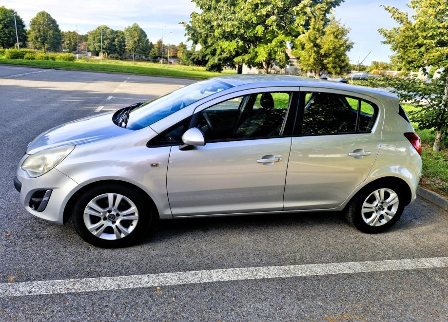Opel Corsa 1,4 16V - uredna i očuvana, fotografija 2