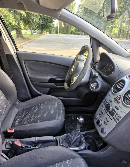 Opel Corsa 1,4 16V - uredna i očuvana, fotografija 5