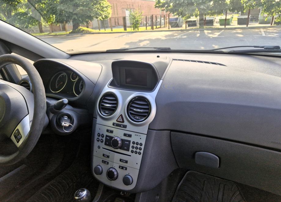 Opel Corsa 1,4 16V - uredna i očuvana, fotografija 6