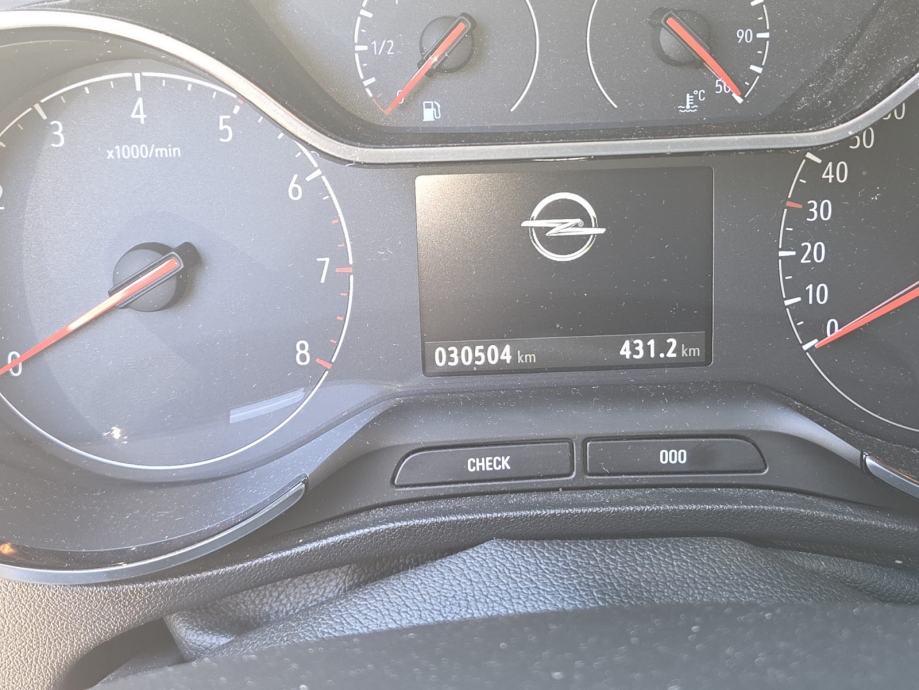 Opel Crossland 1,2 Turbo, fotografija 11