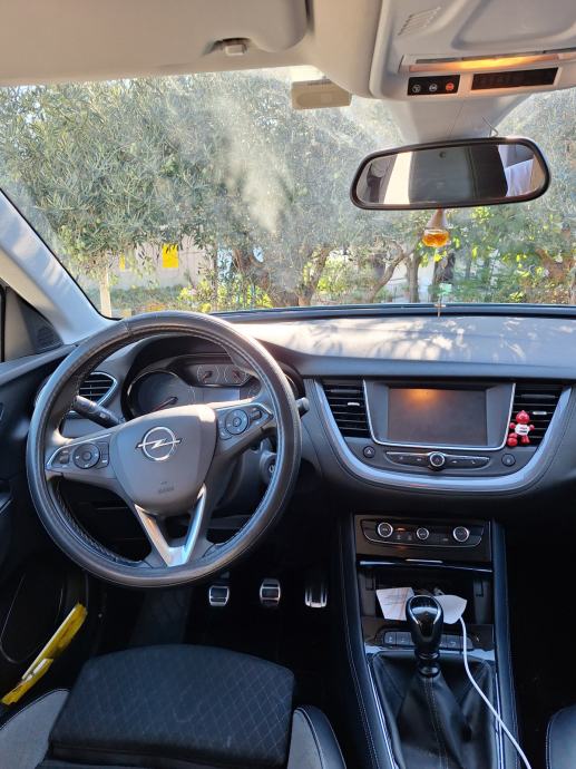 Opel Grandland 1,2 Turbo, fotografija 7