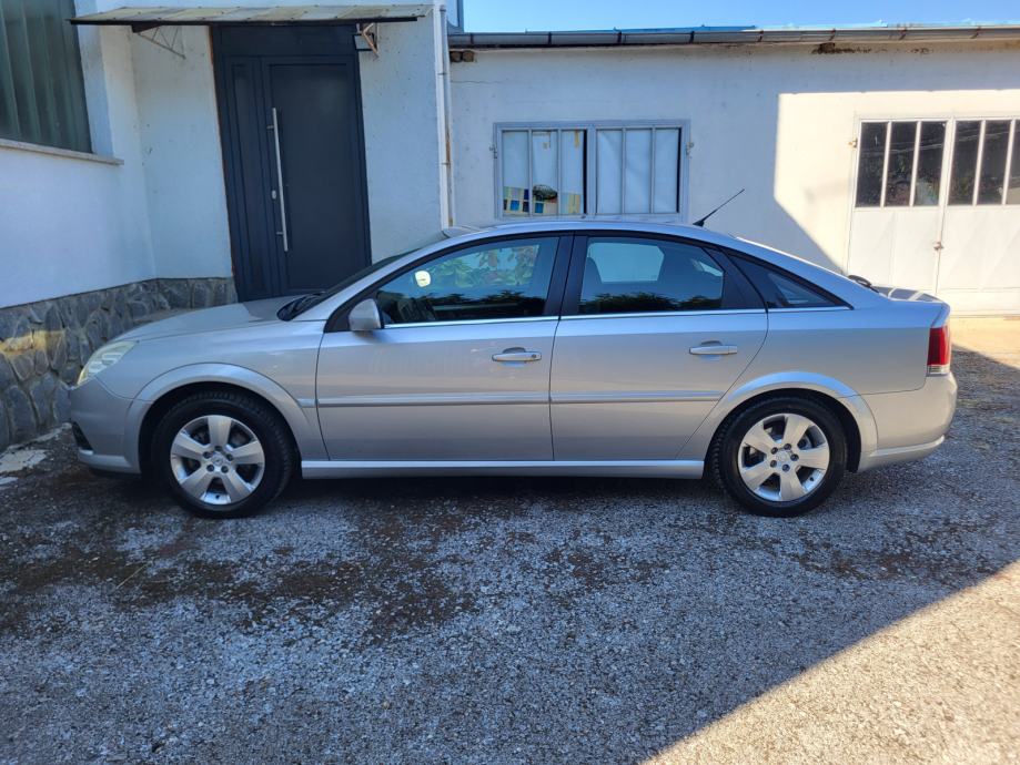OPEL VECTRA 1.8 1. VLASNIK RAČUN DVOJNA KLIMA XENON ALU REG 09/2027, fotografija 9