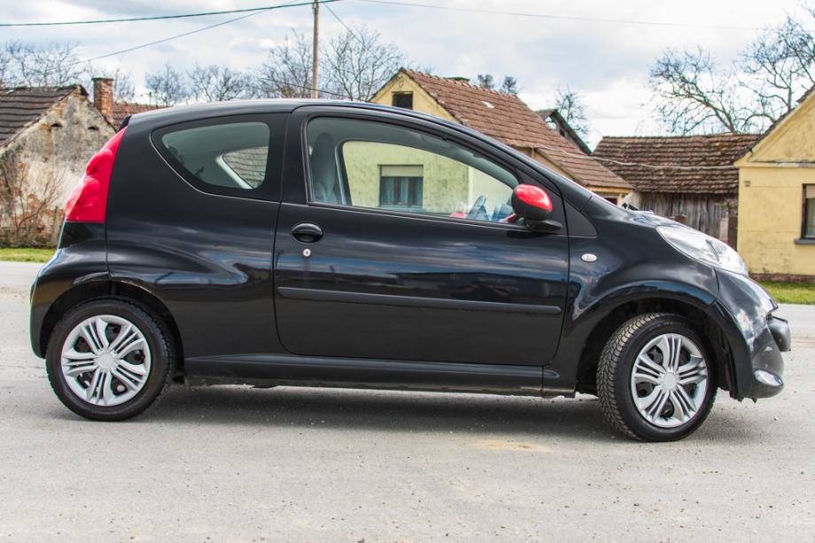 Peugeot 107 1,0 RED STRIPES JEDINSTVEN U HR, 2007 god.