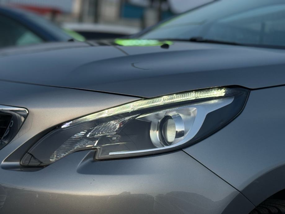 Peugeot 2008 1,2 ••LED••NAVI••ALU••AUTOMATSKA KLIMA••, fotografija 9