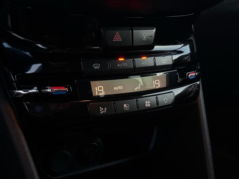 Peugeot 2008 1,2 ••LED••NAVI••ALU••AUTOMATSKA KLIMA••, fotografija 18