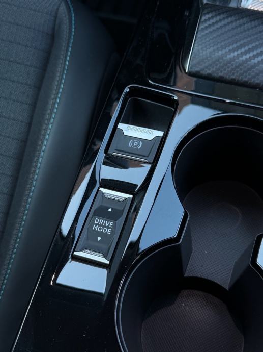 Peugeot 2008 1,2 PT 130KS ALLURE | AUTOMATIK | LED | KAMERA | JAMSTVO, fotografija 16