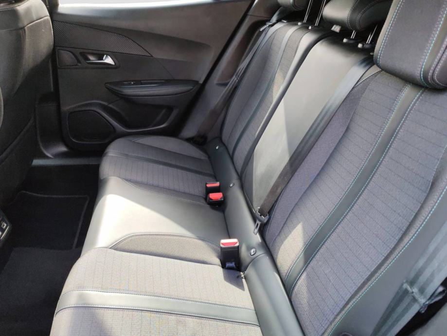 PEUGEOT 2008 1.2 PureTech 130 KS ALLURE *VOZILO S JAMSTVOM*, fotografija 17