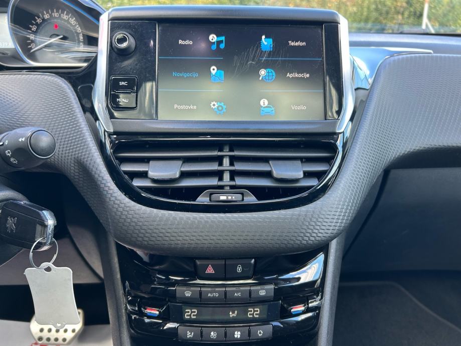 Peugeot 2008 1,2 PureTech 2018.,AUTOMATIK, PANORAMA, SERVISNA, NAVI, fotografija 17