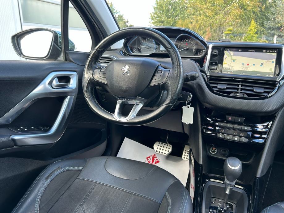 Peugeot 2008 1,2 PureTech 2018.,AUTOMATIK, PANORAMA, SERVISNA, NAVI, fotografija 11