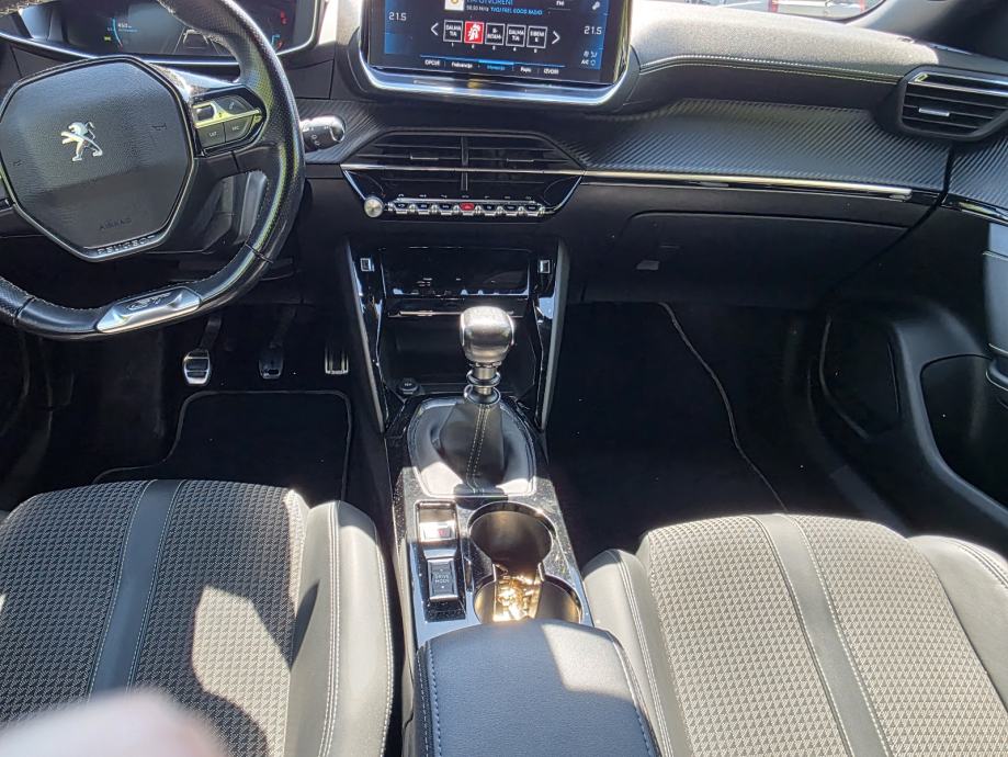 Peugeot 2008 1,2 PureTech GT-LINE, registriran godinu dana, fotografija 11