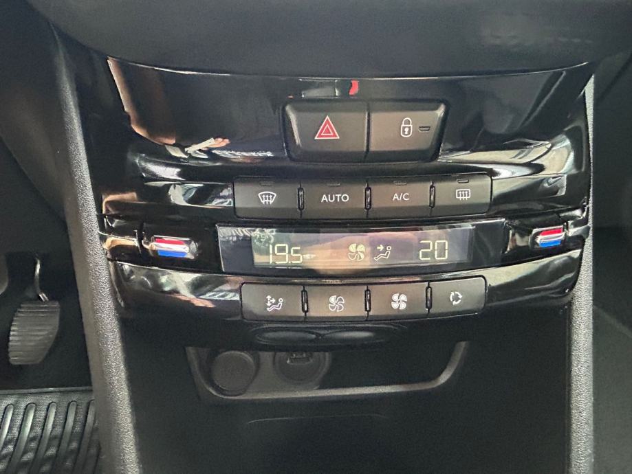 Peugeot 2008 1,2 redizajn *garancija na km**servisna,veliki servis**, fotografija 12