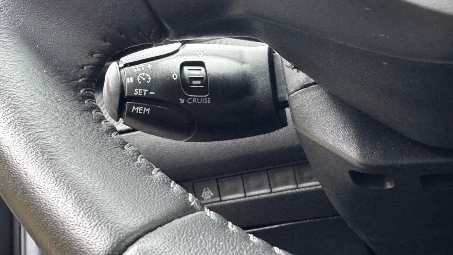 Peugeot 2008 1,2 TURBO 100 KS-SERVISNA-JAMSTVO12MJ-TOP!!!, fotografija 12