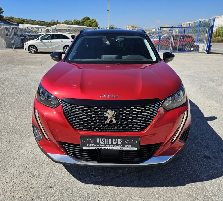 PEUGEOT 2008 1,2 TURBO 130 KS • SAMO 38.000 KM • FULL OPREMA ALLURE, fotografija 2