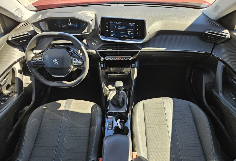PEUGEOT 2008 1,2 TURBO 130 KS • SAMO 38.000 KM • FULL OPREMA ALLURE, fotografija 9