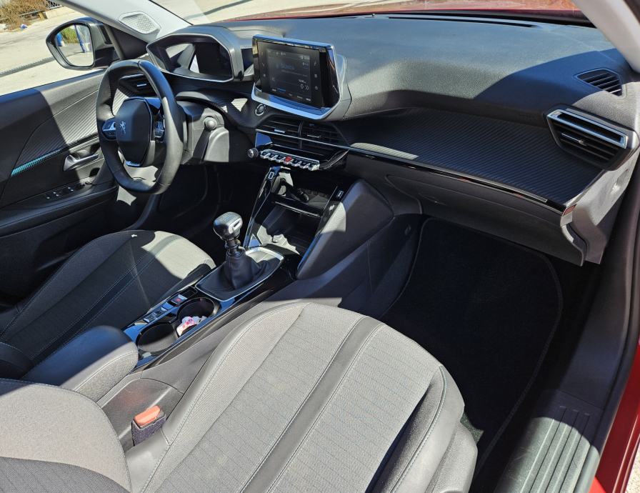 PEUGEOT 2008 1,2 TURBO 130 KS • SAMO 38.000 KM • FULL OPREMA ALLURE, fotografija 10