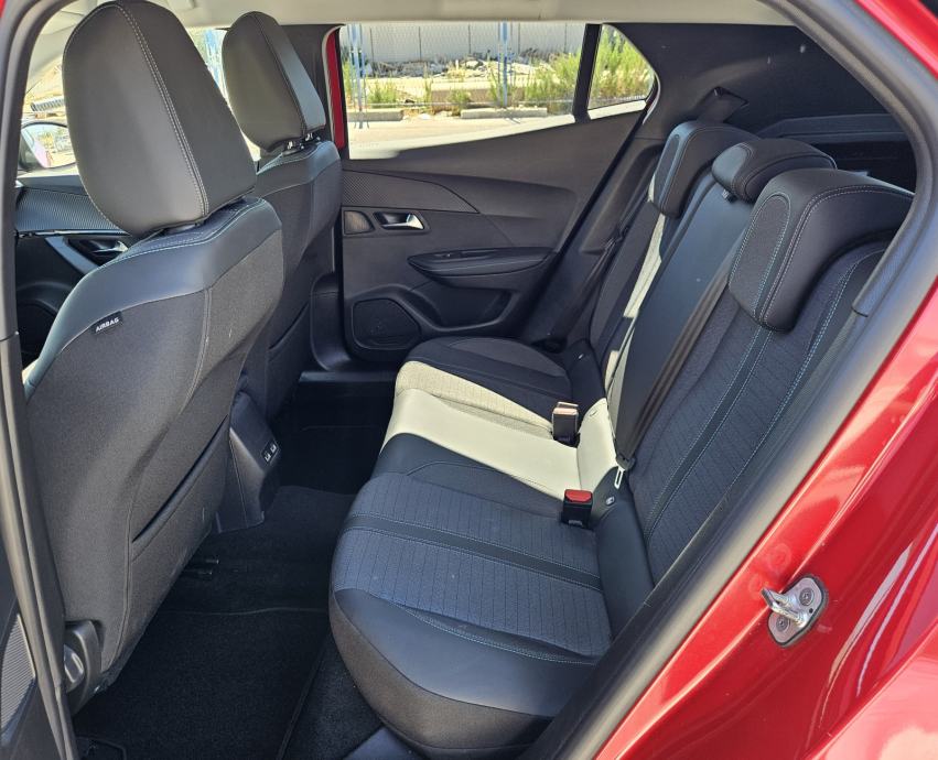 PEUGEOT 2008 1,2 TURBO 130 KS • SAMO 38.000 KM • FULL OPREMA ALLURE, fotografija 13