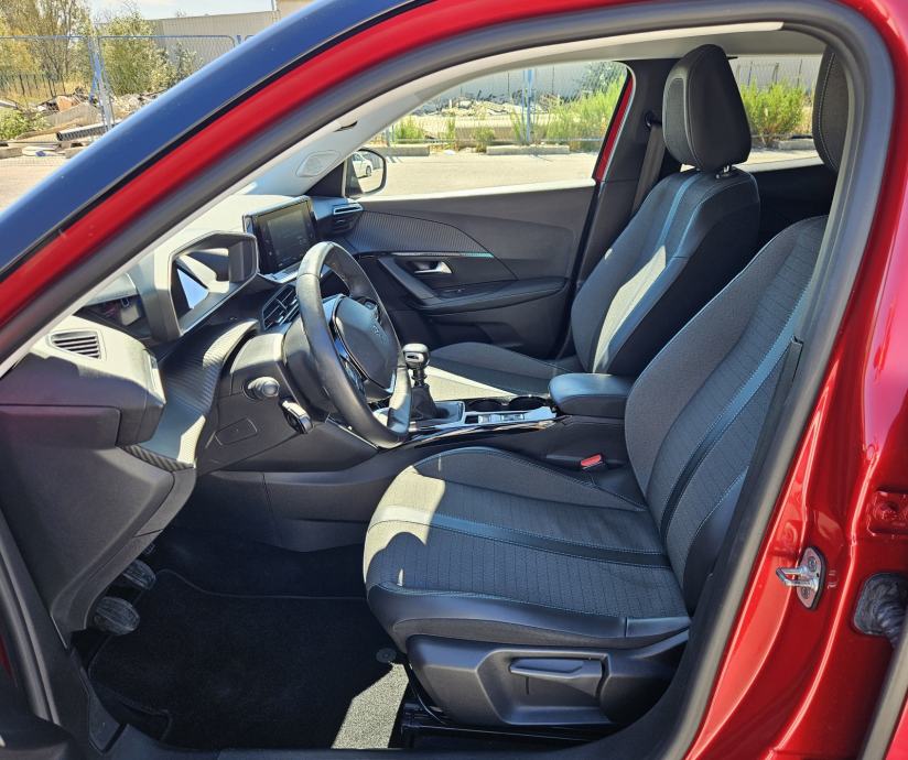 PEUGEOT 2008 1,2 TURBO 130 KS • SAMO 38.000 KM • FULL OPREMA ALLURE, fotografija 14