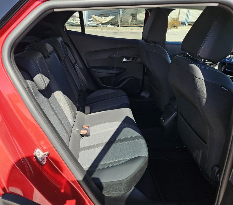 PEUGEOT 2008 1,2 TURBO 130 KS • SAMO 38.000 KM • FULL OPREMA ALLURE, fotografija 12