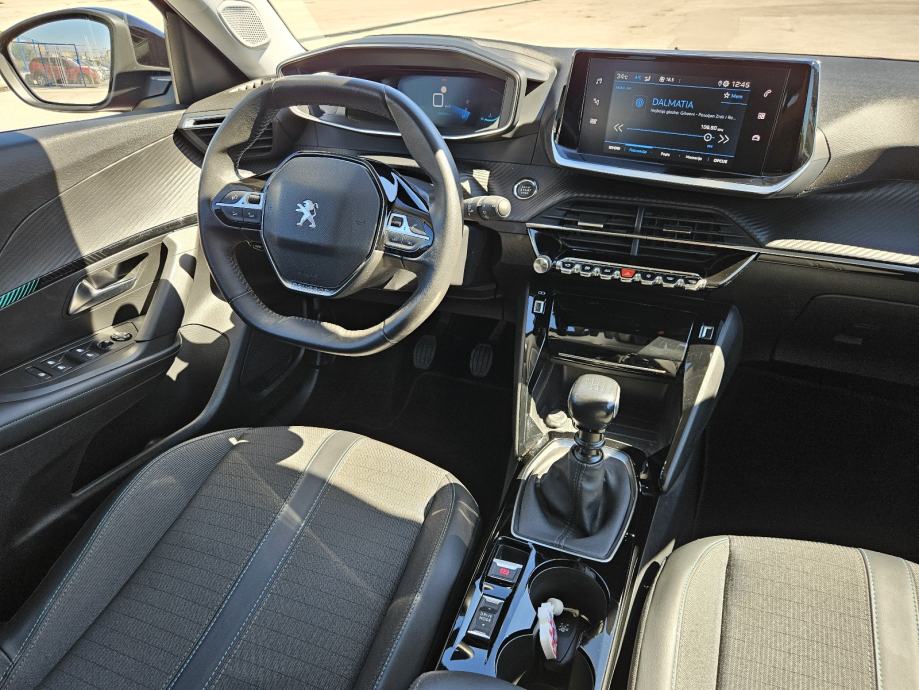 PEUGEOT 2008 1,2 TURBO 130 KS • SAMO 38.000 KM • FULL OPREMA ALLURE, fotografija 16