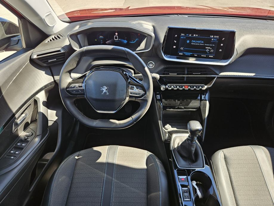 PEUGEOT 2008 1,2 TURBO 130 KS • SAMO 38.000 KM • FULL OPREMA ALLURE, fotografija 15