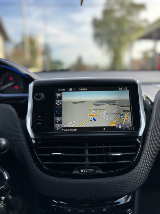 Peugeot 2008 1,2 VTi ALLURE #NAVI #VELIKI SERVIS#GARANCIJA#REG:08/27 #, fotografija 14
