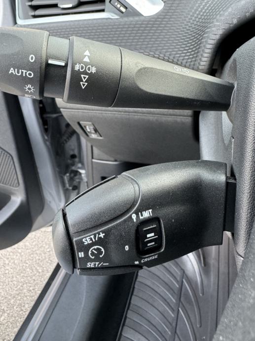 Peugeot 2008 1,2 VTi ALLURE #NAVI #VELIKI SERVIS#GARANCIJA#REG:08/27 #, fotografija 20