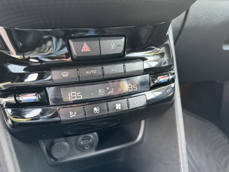 Peugeot 2008 1,2 VTi ALLURE #NAVI #VELIKI SERVIS#GARANCIJA#REG:08/27 #, fotografija 15