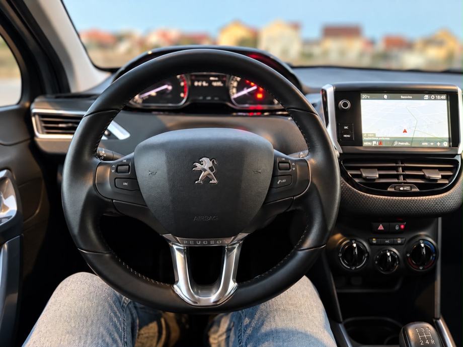 Peugeot 2008 1,5 BlueHDI•NAVIGACIJA•PARK SENZORI•LED•KAO NOV•EURO6•, fotografija 14