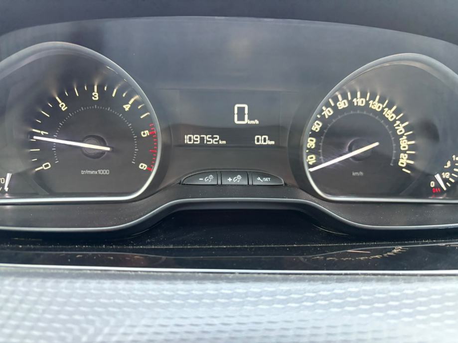 Peugeot 2008 ● 1,6 Blue HDI ● 2018.god., fotografija 15