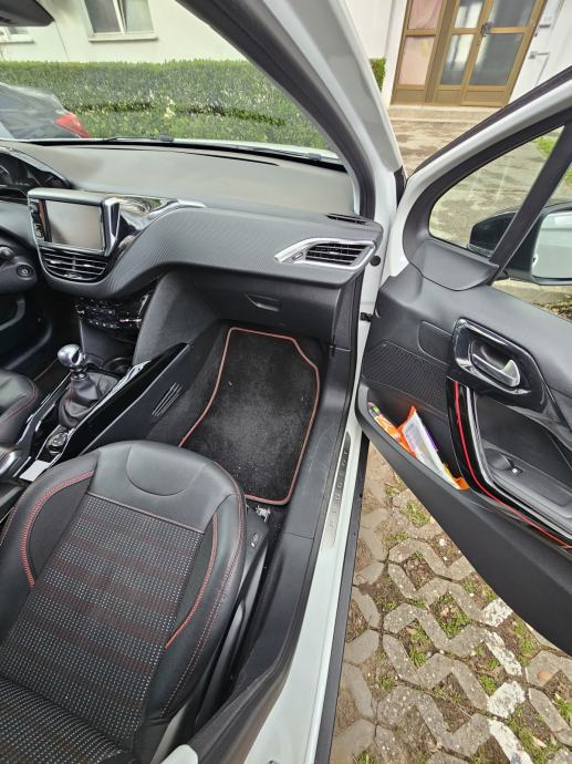 Peugeot 2008 1,6 BlueHDI, fotografija 12