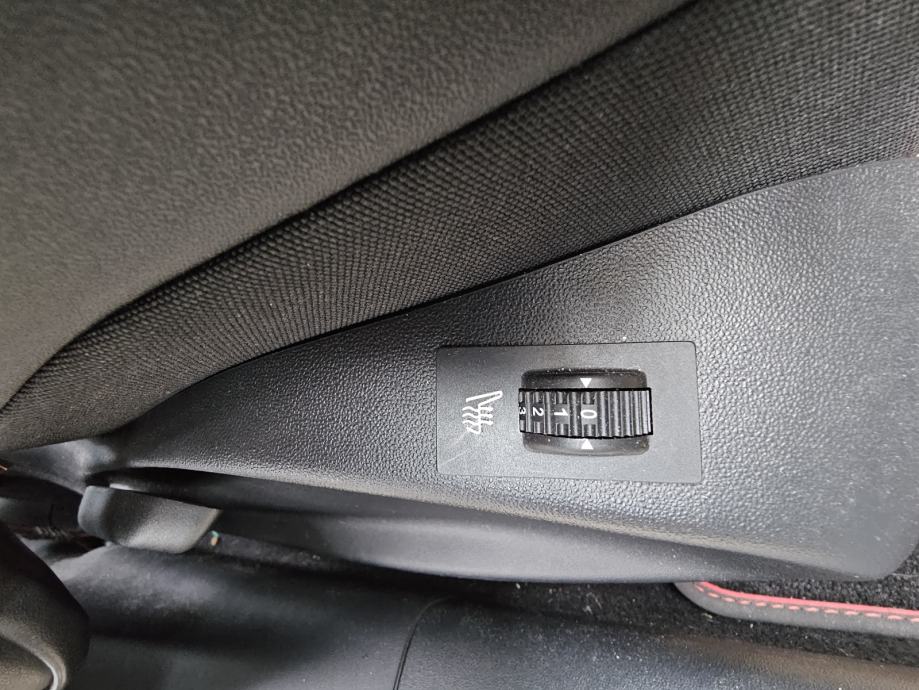 Peugeot 2008 1,6 BlueHDI, fotografija 14