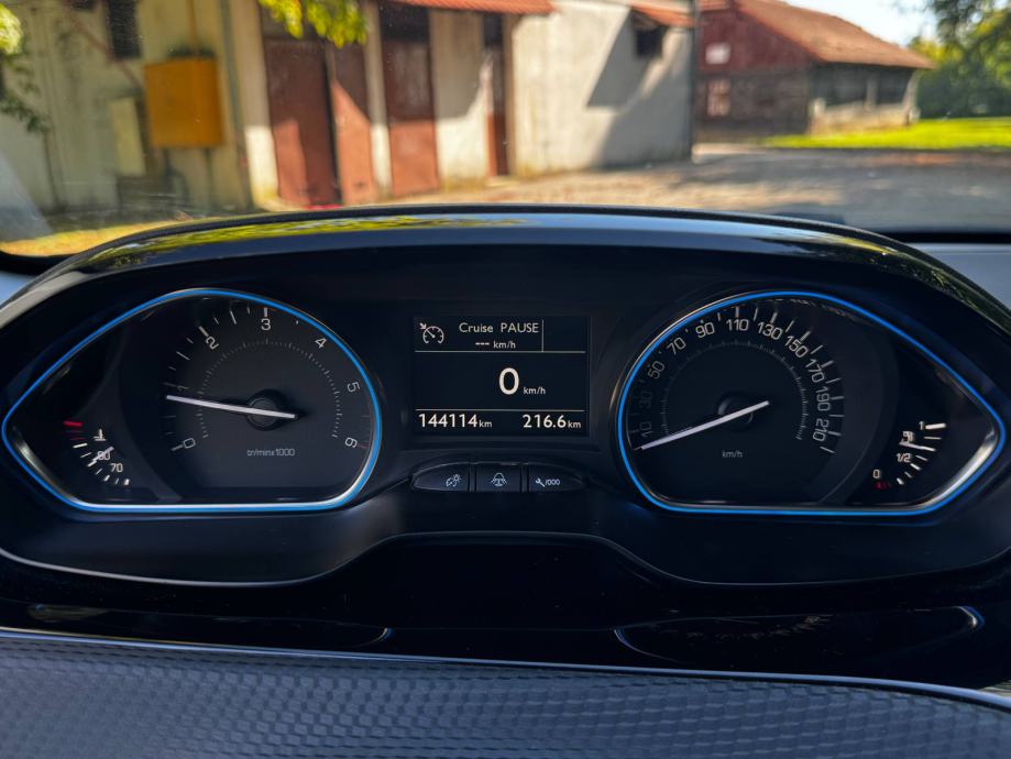 Peugeot 2008 1,6 BlueHDI Allure *JAMSTVO*NAVI*PANO*KOŽA*, fotografija 13