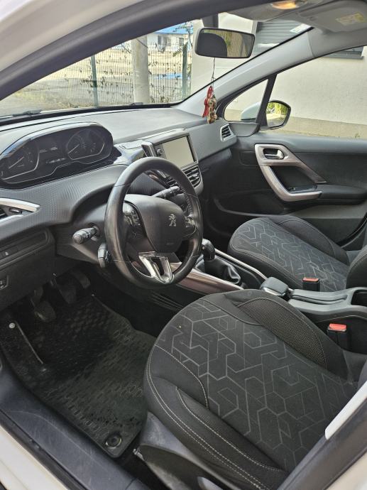 Peugeot 2008 1,6 BlueHDI, fotografija 12