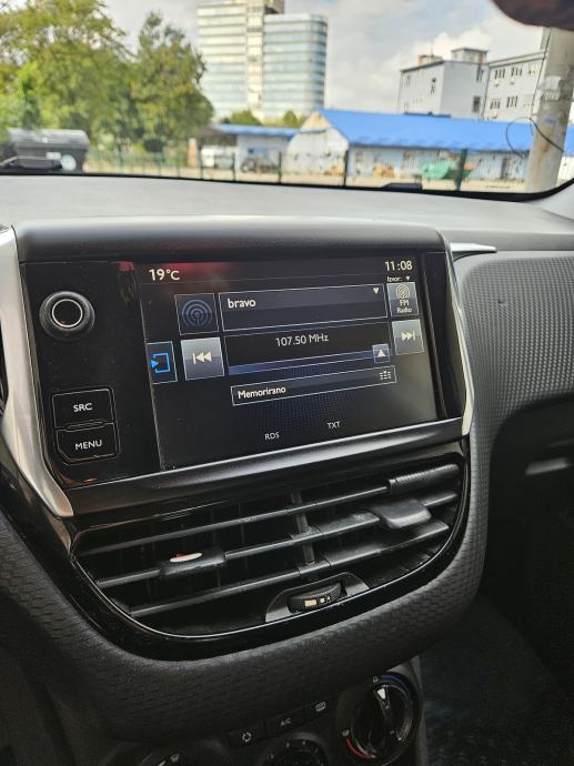 Peugeot 2008 1,6 BlueHDI, fotografija 14