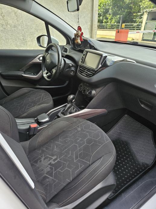 Peugeot 2008 1,6 BlueHDI, fotografija 17
