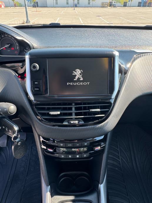 Peugeot 2008 1,6 BlueHDI, fotografija 11
