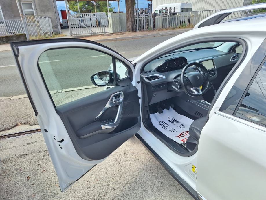 Peugeot 2008 1,6 e-HDi ALLUR/Panoramski Krov/NAVI‼️REG.01/2027, fotografija 10