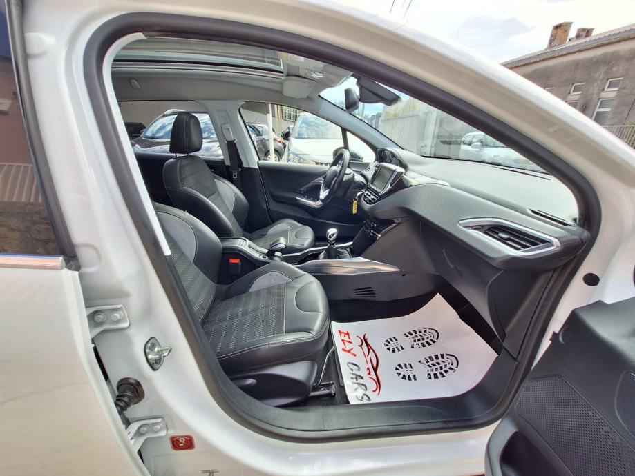 Peugeot 2008 1,6 e-HDi ALLUR/Panoramski Krov/NAVI‼️REG.01/2027, fotografija 16
