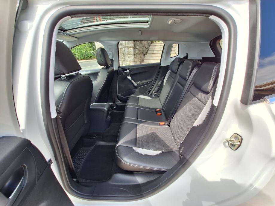 Peugeot 2008 1,6 e-HDi ALLUR/Panoramski Krov/NAVI‼️REG.01/2027, fotografija 20