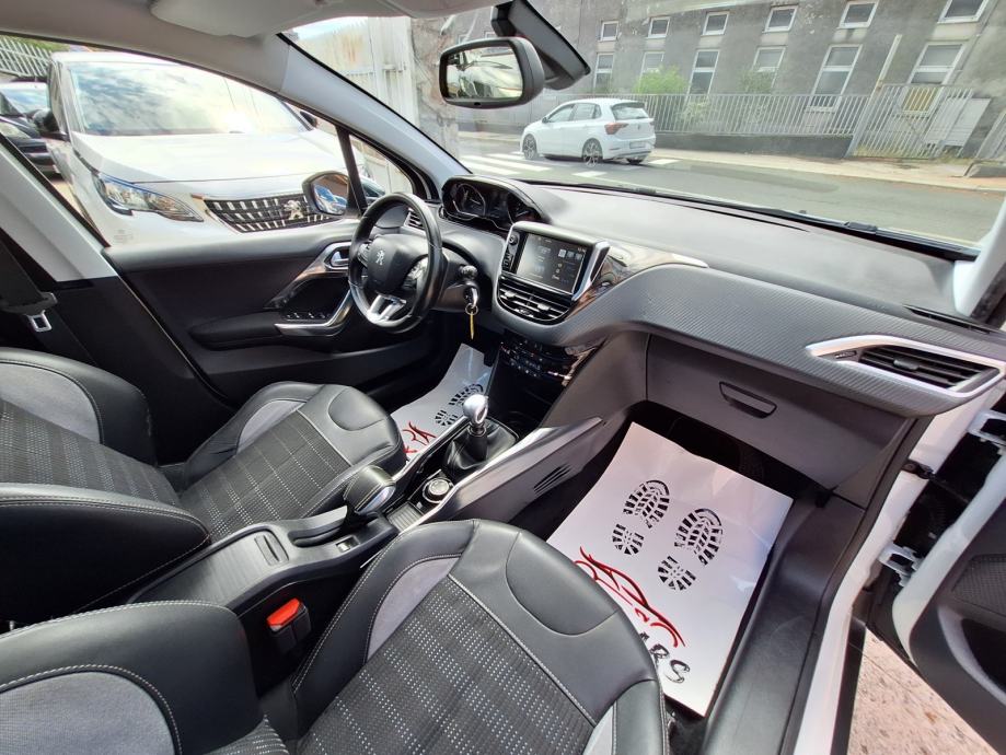 Peugeot 2008 1,6 e-HDi ALLUR/Panoramski Krov/NAVI‼️REG.01/2027, fotografija 17