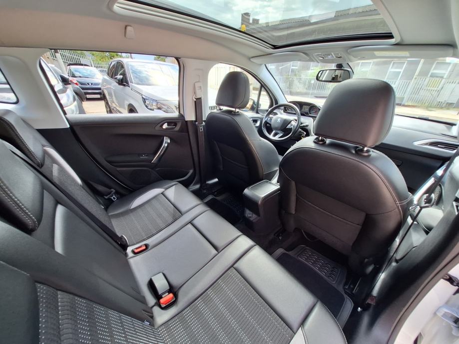 Peugeot 2008 1,6 e-HDi ALLUR/Panoramski Krov/NAVI‼️REG.01/2027, fotografija 18