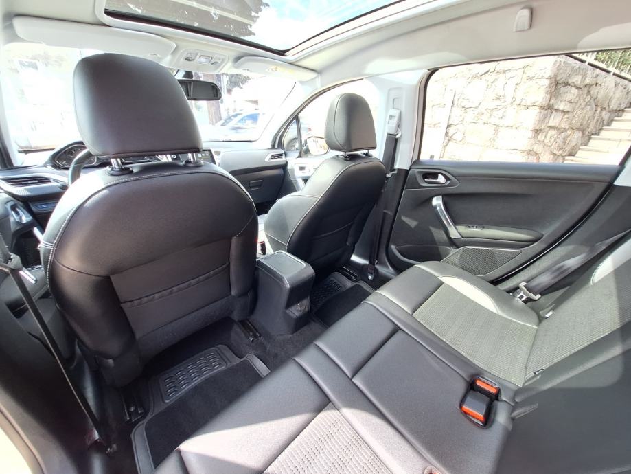 Peugeot 2008 1,6 e-HDi ALLUR/Panoramski Krov/NAVI‼️REG.01/2027, fotografija 19