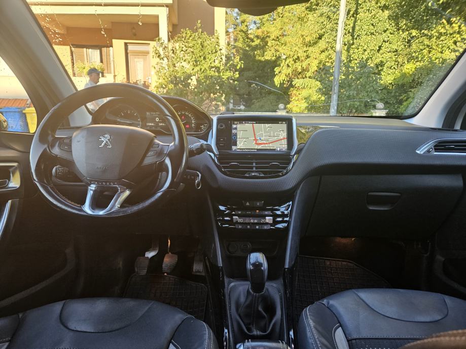 Peugeot 2008 1,6 e-HDi allure, fotografija 2