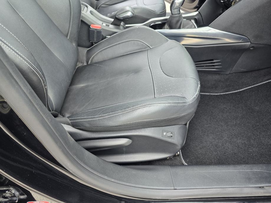 Peugeot 2008 1,6 e-HDi, fotografija 16