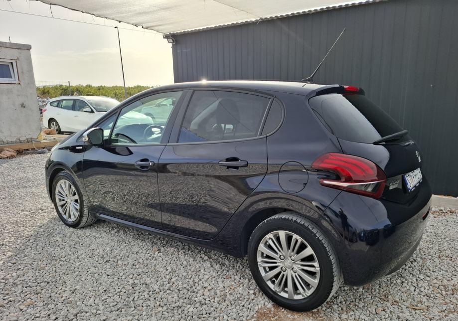 Peugeot 208 1.2i, fotografija 8