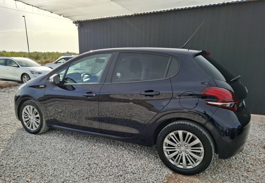 Peugeot 208 1.2i, fotografija 9
