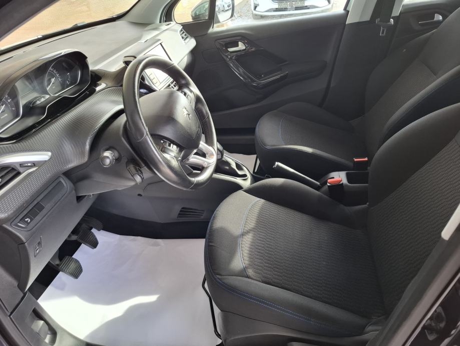 Peugeot 208 1.2i, fotografija 11