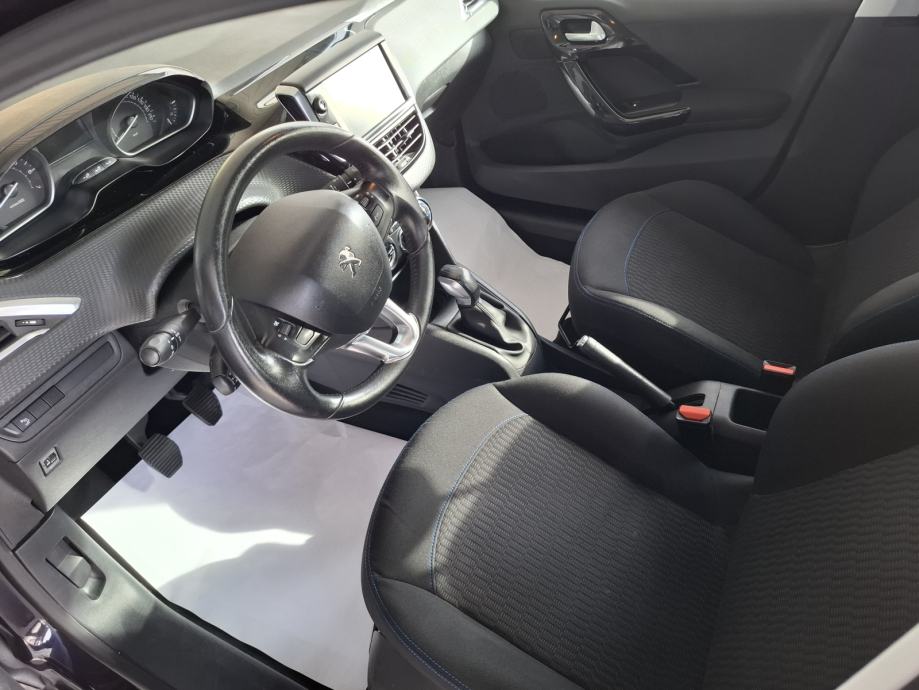 Peugeot 208 1.2i, fotografija 12