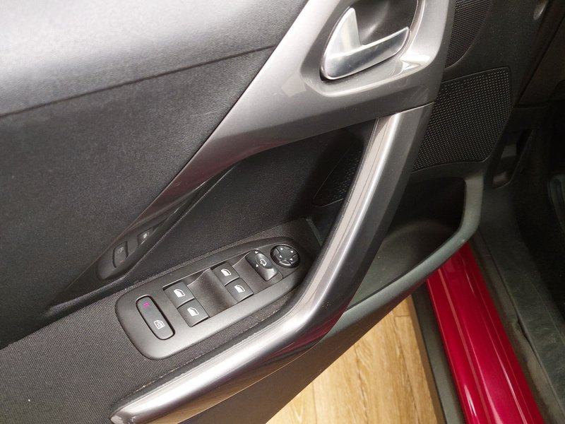 Peugeot 2008 automatik • panorama • senzori za parkiranje straga, fotografija 5