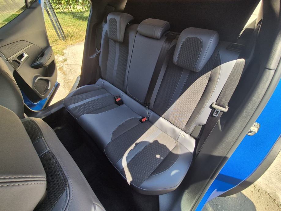 PEUGEOT e-2008 ALLURE 57 kW – 47.808 km – REG. 11/2026, fotografija 8